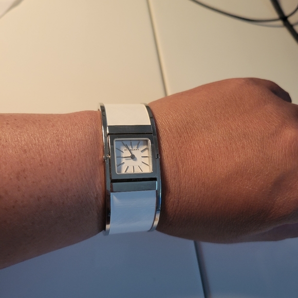 LADIES BURBERRY WHITE WATCH main image 8